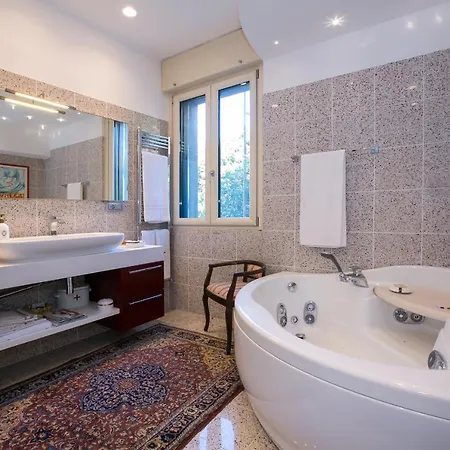 Sleeps 6 Air Con Villa Blevio