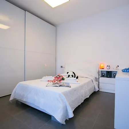빌라 Sleeps 6 Air Con 블레비오